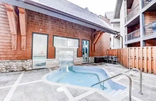Canmore Apartment | Chic Rockies Getaway - Pool & Hot Tub - King Bed - BBQ!