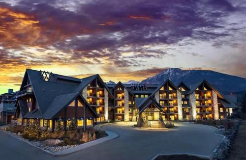 Canmore Apartment | Chic Rockies Getaway - Pool & Hot Tub - King Bed - BBQ!