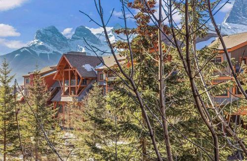 Canmore House | Chic Rocky Mountain 2BR with Hot tub and Pool