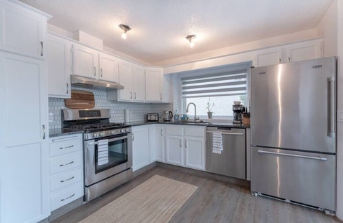 Southeast Calgary House | Chic💫Romantic3bed🌴patio🔝WIFI✨quiet retreat🆓parking