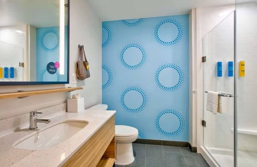 Far North Central Hotel | Chic Room | Ideal for Families Visiting The Shops at La Cantera