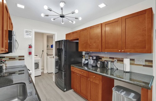Coral Ridge House | Chic Spacious 1br Getaway Pool &Tiki Bar Steps to the beach