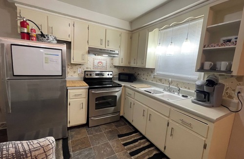 Clarksville Apartment | Chic & Spacious 3-Bedroom Retreat in the Heart of Clarksville