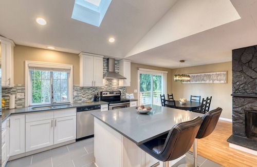 Kent House | Chic & Spacious 5 BR Stylish House! Prime Location, Free Parking, Fast Wi-fi