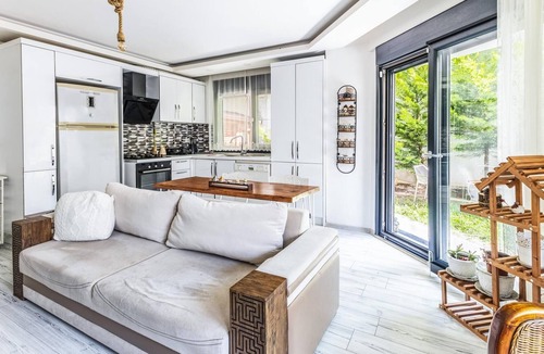 Maltepe Apartment | Chic Spacious Flat With Garden in Istanbul Maltepe