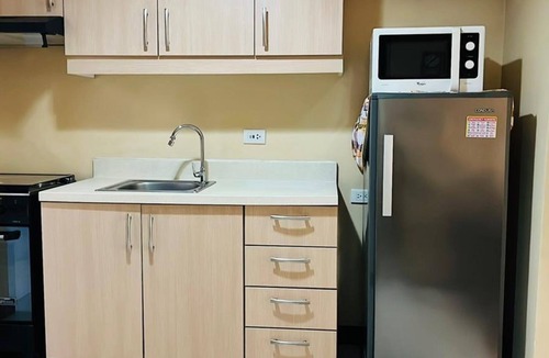 Legazpi Village Apartment | Chic Studio - City Escape: Netflix, Pool & Gym 8E