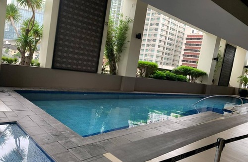 Legazpi Village Apartment | Chic Studio - City Escape: Netflix, Pool & Gym 8E