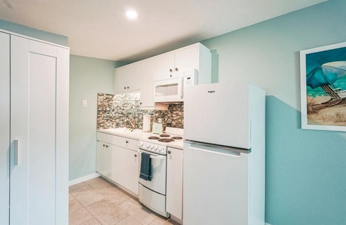 Siesta Key Village Apartment | Chic Studio Cottage - Walk to Siesta Key Beach!