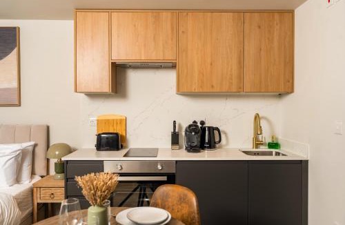 Friern Barnet Apartment | Chic Studio Easy City Links Perfect Stay Wifi & Parking