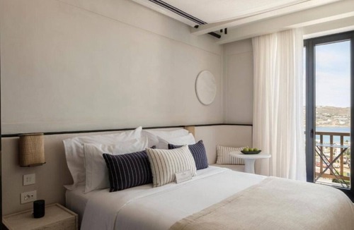Drafaki Hotel | Chic Studio on Mikonos | Street of Fine Arts Location | Rooftop Swimming Pool