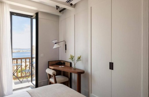 Drafaki Hotel | Chic Studio on Mikonos | Street of Fine Arts Location | Rooftop Swimming Pool