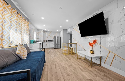 Neartown Apartment | Chic & Stylish 2-Bedroom Apartment with Free Parking