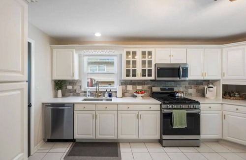 Palos Heights House | Chic & Stylish 3-bedroom house in Palos Heights