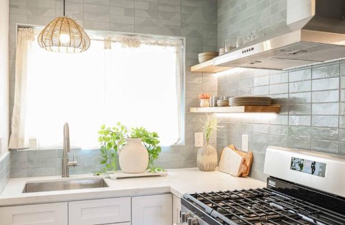 Townsite Apartment | Chic Surf Lodge with Hot Tub & Ocean Views
