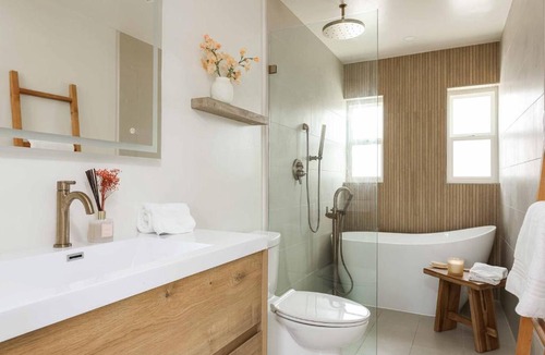 Townsite Apartment | Chic Surf Lodge with Hot Tub & Ocean Views