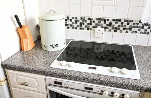Bensham Manor Apartment | Chic Thornton Heath Flat with Hot Tub – Relax & Explore London