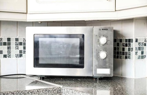 Bensham Manor Apartment | Chic Thornton Heath Flat with Hot Tub – Relax & Explore London
