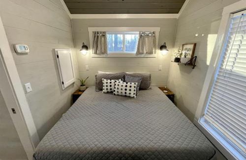 Tracy City House | Chic Tiny Cabin with Jacuzzi, Screened Porch and Grill in Tennessee