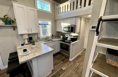 Tracy City House | Chic Tiny Cabin with Jacuzzi, Screened Porch and Grill in Tennessee
