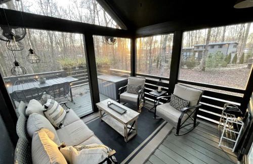 Tracy City House | Chic Tiny Cabin with Jacuzzi, Screened Porch and Grill in Tennessee