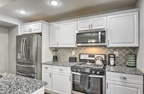 Beechfield Apartment | Chic Townhome w/Deck: 6 Mi to Dtwn Baltimore