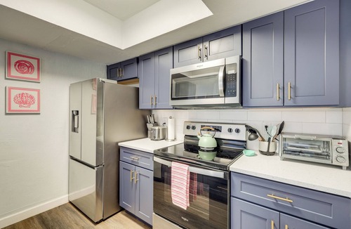 North Beach Apartment | Chic Townhouse w/Hot Tub, 4 Mi to Atlantic Beach!
