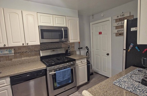Towson House | Chic Towson Townhome: 3BR, Bonus Suite, Deck, Free Parking - 15 Min to Baltimore