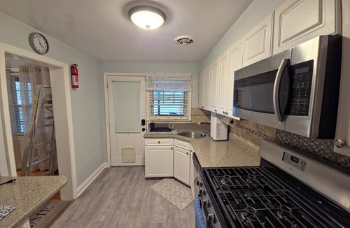 Towson House | Chic Towson Townhome: 3BR, Bonus Suite, Deck, Free Parking - 15 Min to Baltimore