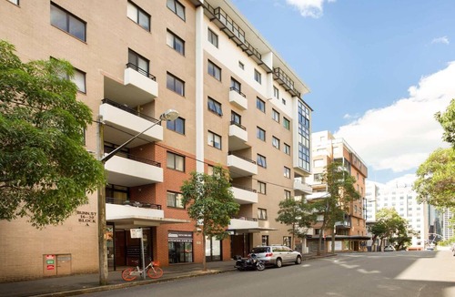 Darling Harbour Apartment | Chic Unit with Rooftop Terrace near Sights & Shops