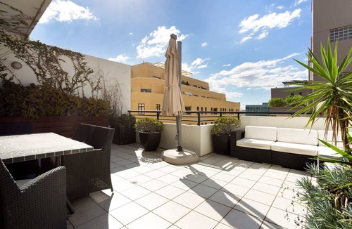 Darling Harbour Apartment | Chic Unit with Rooftop Terrace near Sights & Shops