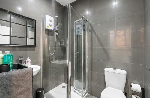 Lambeth Apartment | Chic Urban Room In Vibrant Brixton - Bathroom Shared With Just One Other Room