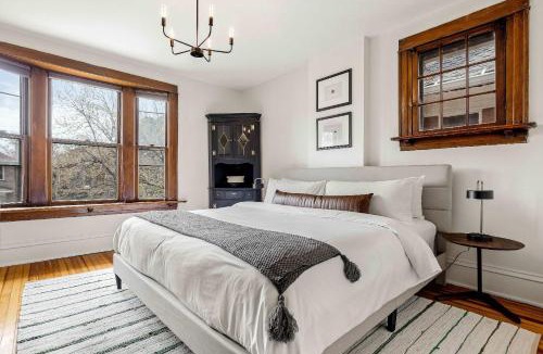 Congress Park House | Chic Victorian Manor - Sleeps 12 - Congress Park