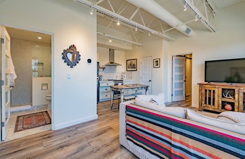 Downtown Santa Fe Apartment | Chic View Loft at Historic Plaza - Spacious 470 Sq Ft