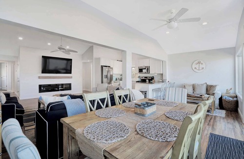 Wading River House | Chic Waterfront Beach House with Hot Tub