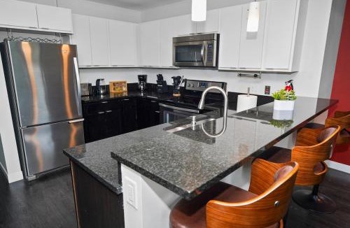 Westown Apartment | Chic Westown 1BR Duplex with Patio near RiverWalk