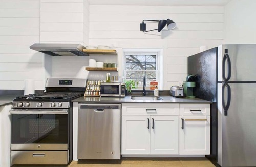 West Town Apartment | Chicago Boutique Hideaway Private Deck Fire Pit
