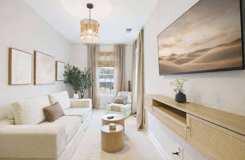 West Town Apartment | Chicago Boutique Hideaway Private Deck Fire Pit