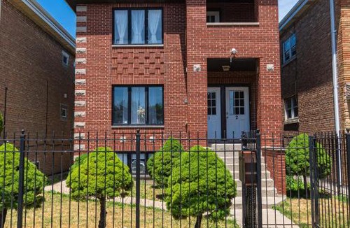 Clearing Apartment | Chicago Midway Gateway!