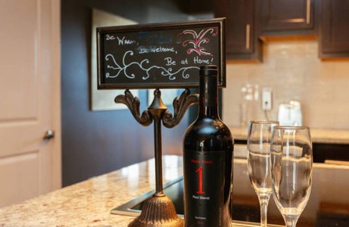 Logan Square House | Chicago’s Dickens Place flat. Beautiful 2bed trendy, In the heart of Chicago