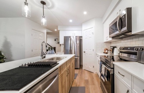Stony Plain House | Chiccityescape3BDRM King