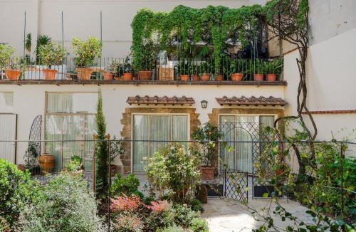 Santa Maria Novella Apartment | Chicco - Modern Two-Bedroom in a Green Courtyard