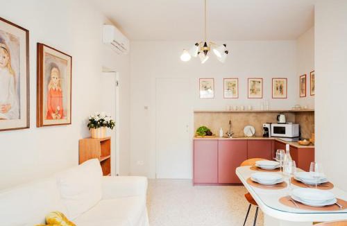 Santa Maria Novella Apartment | Chicco - Modern Two-Bedroom in a Green Courtyard