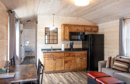 North Sebago Villa | Chickadee Limit 4 2 Bedroom Cabin