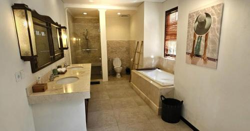 Batu Bolong House | Chiku Villa