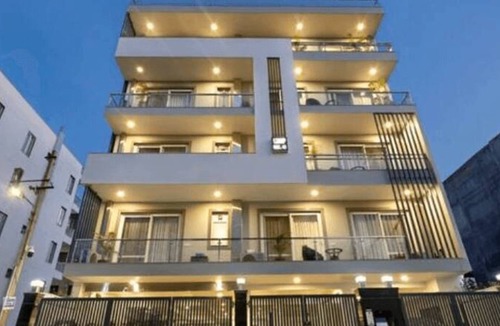 Sushant Lok Apartment | Child friendly Retreat w balcony tub King Bed