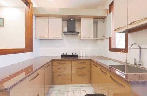 Sushant Lok Apartment | Child friendly Retreat w balcony & tub King Bed