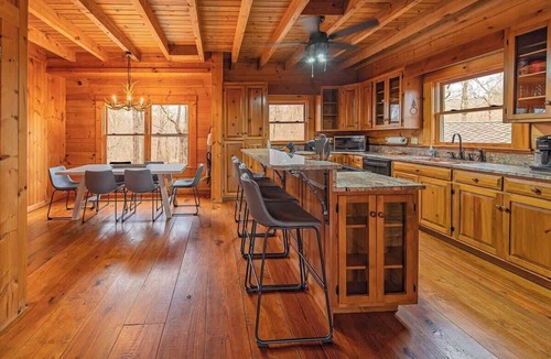 Benton House | Chilhowee-Big log cabin with hot tub by the Ocoee