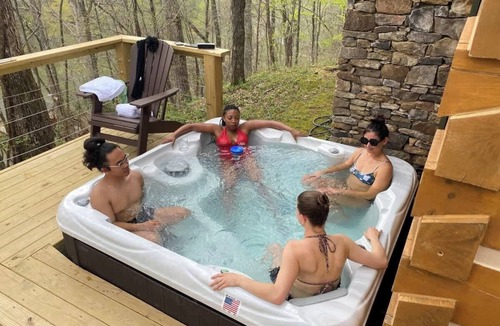 Benton House | Chilhowee-Big log cabin with hot tub by the Ocoee