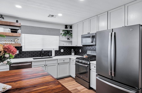 Maryvale House | CHILL & CHEER - FREE HEATED POOL NEAR STADIUM