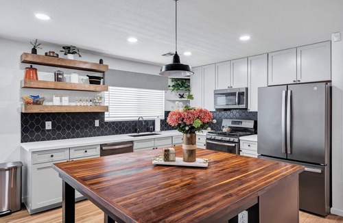 Maryvale House | CHILL & CHEER - FREE HEATED POOL NEAR STADIUM